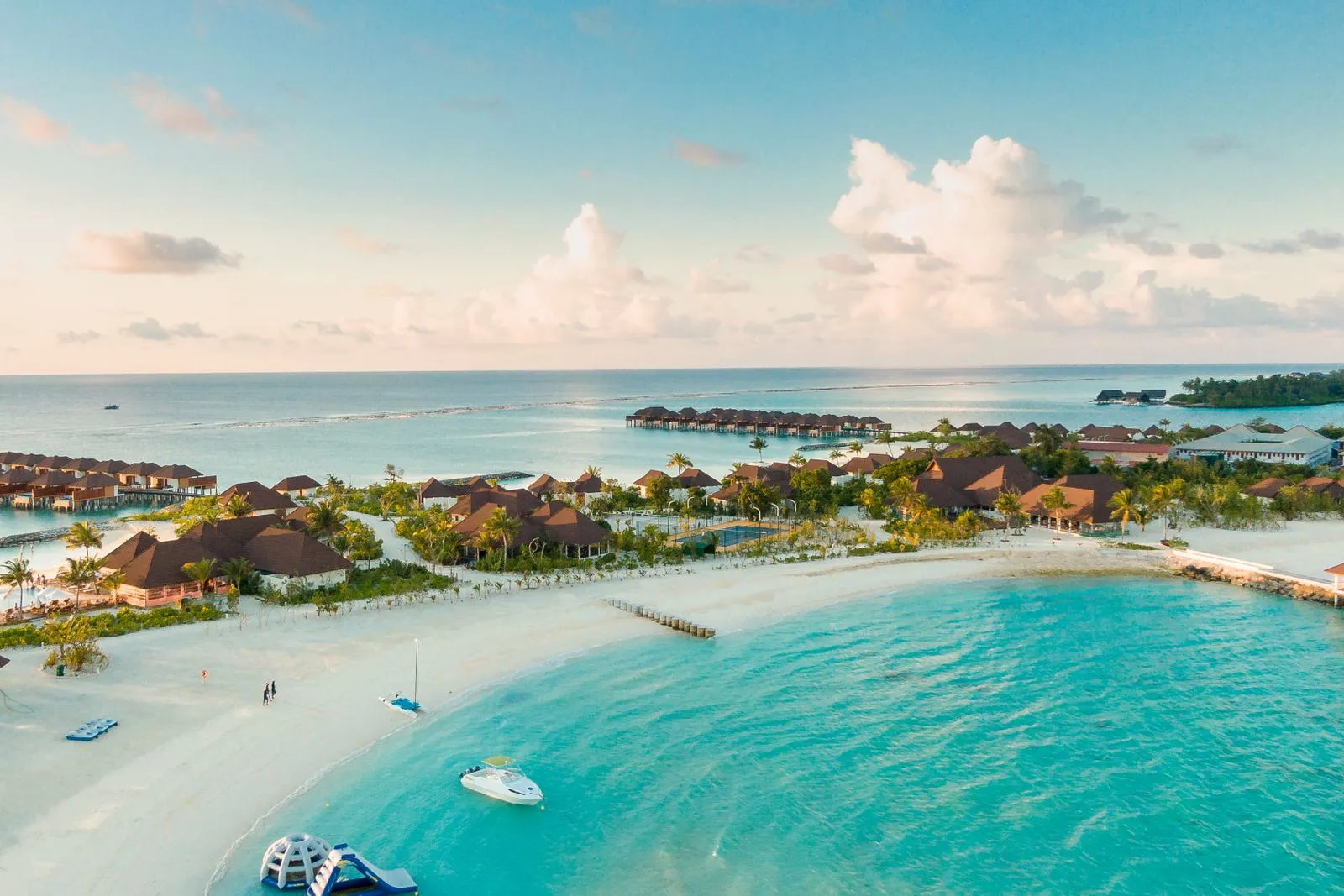 Vue panoramique d'un lagon de resort